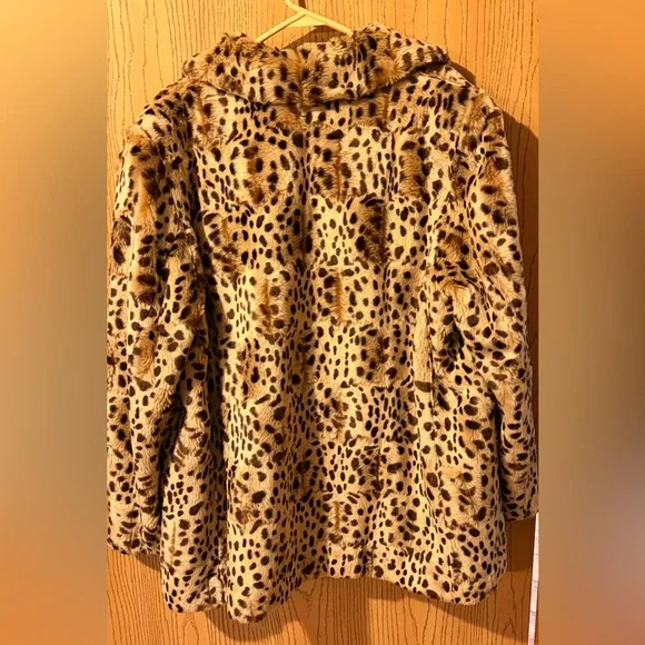 Cheetah print faux fur coat with a rich satin lining. - Picture 2 of 4